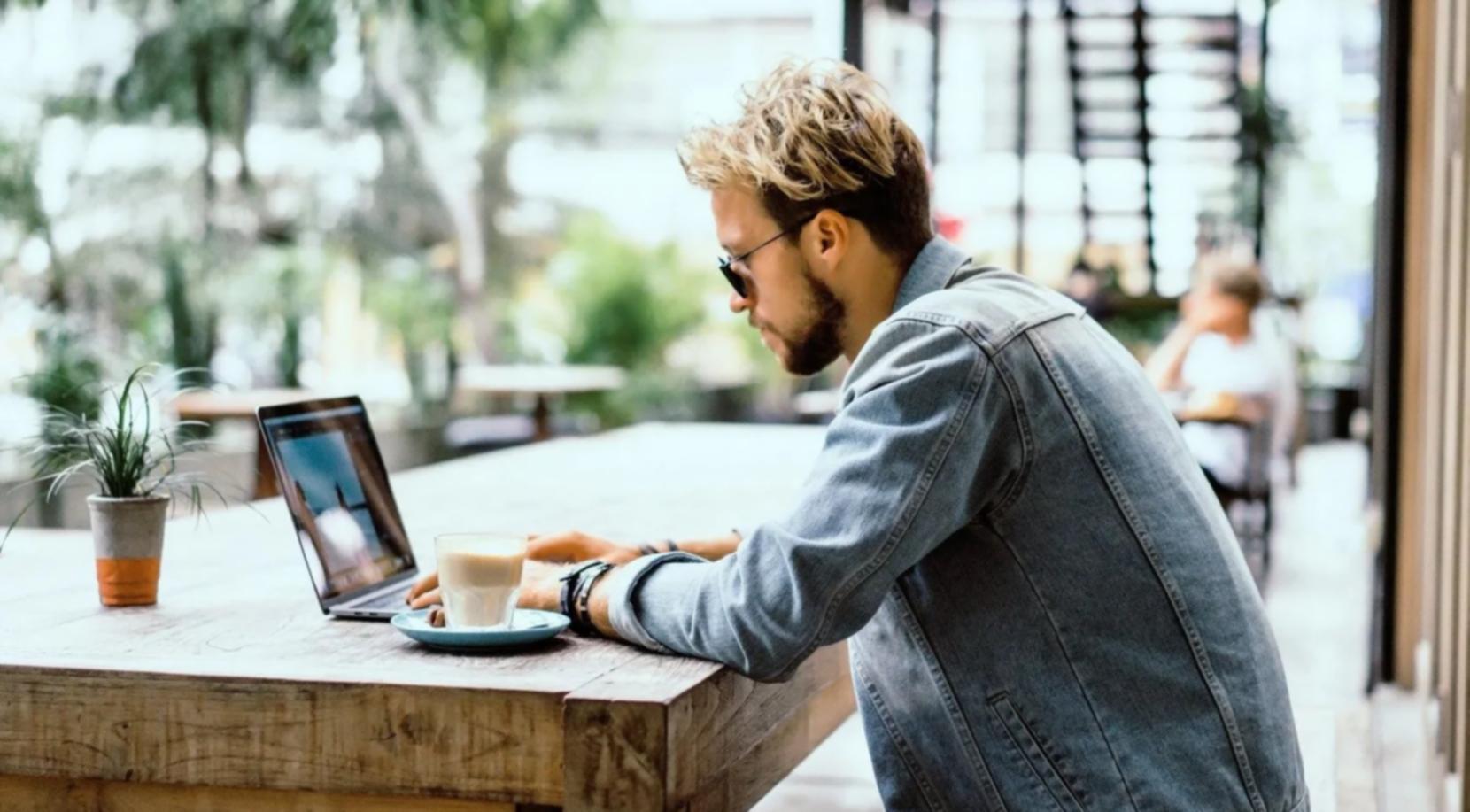 Moderne Online-Lernumgebung mit interaktiven digitalen Werkzeugen